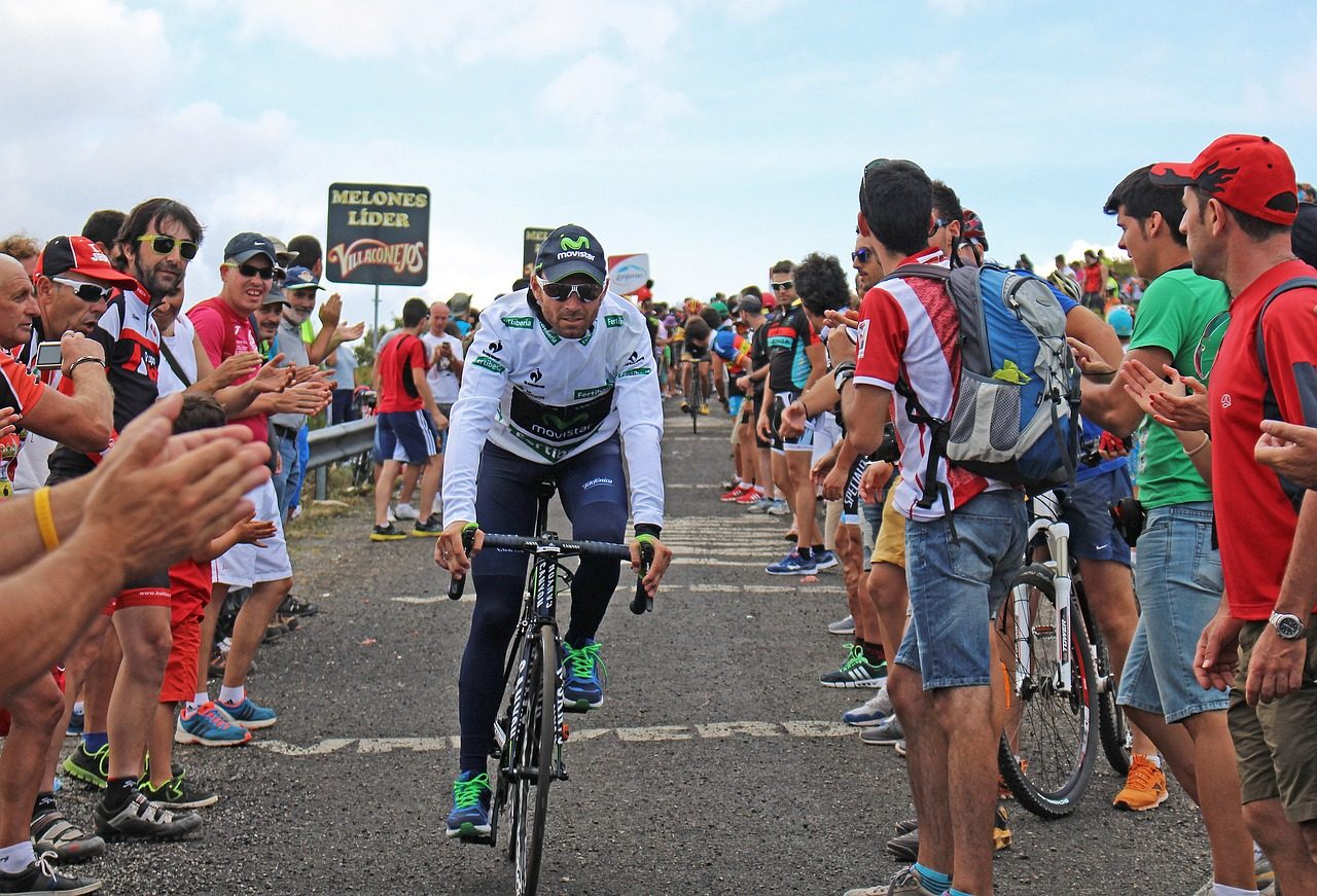 Nairo Quintana recibe información del Movistar antes de la Vuelta a España