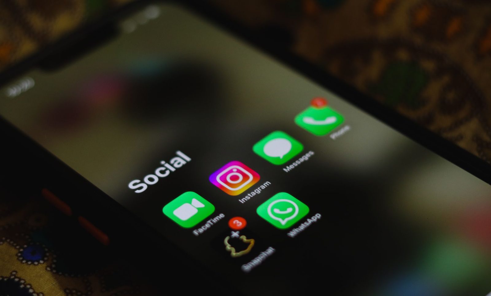 El 56 % de adultos en EE. UU. apoya restricciones en redes sociales para menores